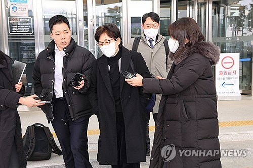 조현옥 전 청와대 인사수석이 2일 중소기업진흥공단 이사장 임명 경위에 관한 검찰 조사를 마치고 전주지검 청사를 나오고 있다. 2024.2.2 jaya@yna.co.kr